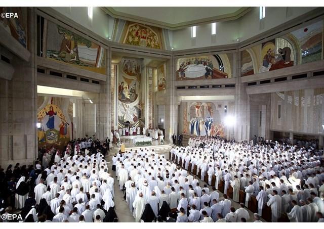 Il Santuario di S Giovanni Paolo II gremito di sacerdoti per la Messa del Papa