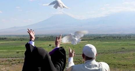catholikos Karekin II e Papa Francesco Colomba della Pace