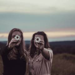 La Bibbia indica nella donna il punto predestinato dell'incontro con Dio e l'uomo. Sin dal Genesi.