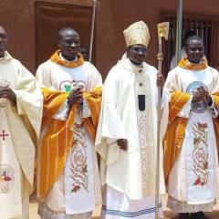 Padre Innocent, il primo sacerdote africano della Piccola Famiglia di Emmaus. «La mia vocazione è nata quando avevo cinque anni»