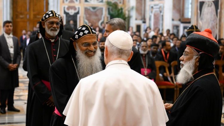 Il Papa con alcuni rappresentanti della Chiesa siro malankarese
