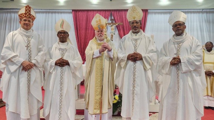Mons Gallagher alla Messa nella Chiesa di Nossa Senhora da Graca