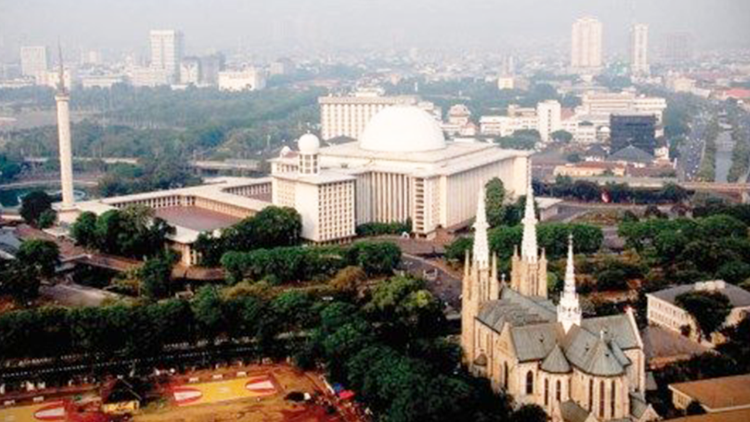 Veduta di Jakarta con la Cattedrale e la Moschea