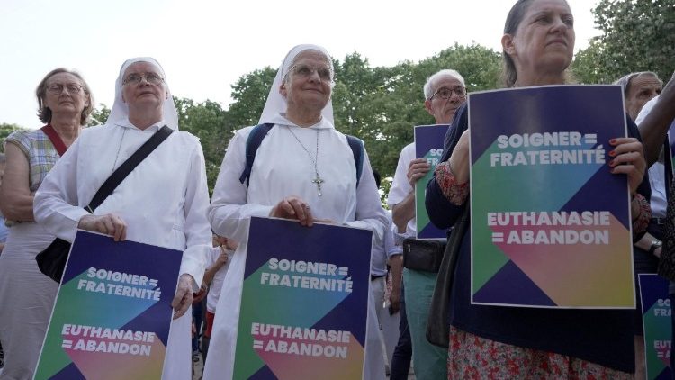 Manifestazioni contro la legge sul fine vita davanti allAssemblea nazionale francese mercoledì 15 luglio