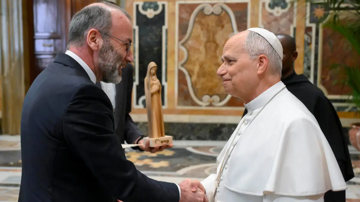 Papa Leone XIV saluta il presidente del Ppe Manfred Weber in occasione delludienza privata a una rappresentanza del Partito popolare europeo il 25 aprile foto Ansa