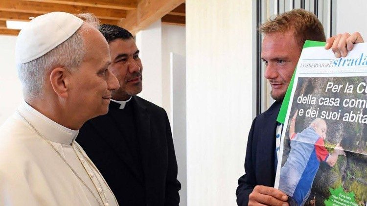 Ciro presenta una copia al Papa credit by Vatican News