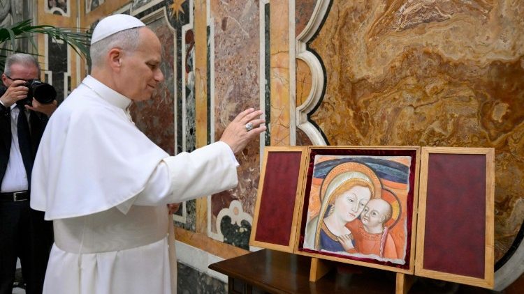 Papa Leone benedice icona regalata dai pellegrini della Lettonia