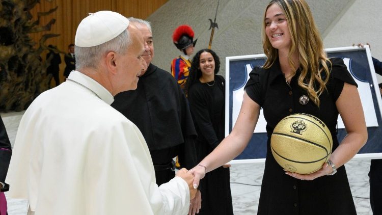 Papa Leone riceve il pallone da basket della partita inaugurale della Ncaa credit VATICAN MEDIA