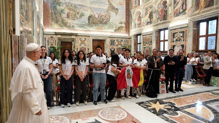 Pope Leo XIV receives young Peruvians participating in the Jubilee