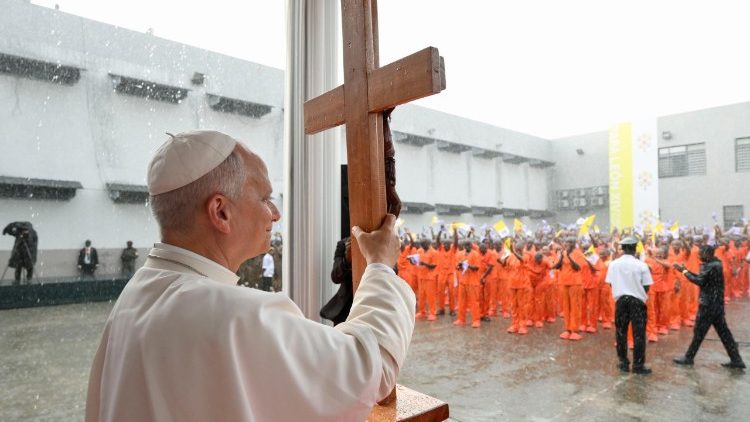Papa Leone al carcere di Bata credit Vatican Media