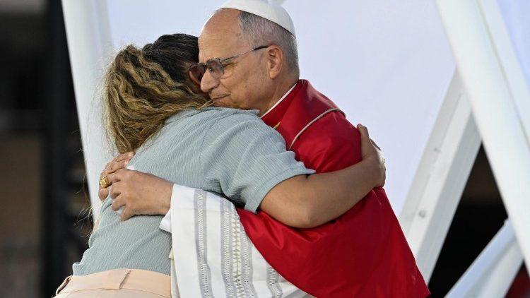 Labbraccio di Papa Leone ad una delle giovani che hanno reso testimonianza nella Veglia di preghiera allo stadio Olimpico di Barcellona
