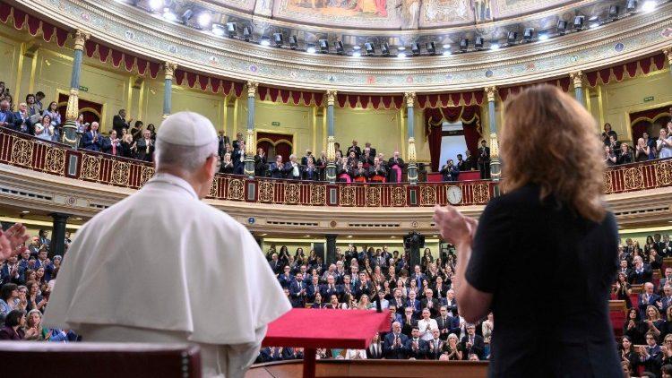 Papa Leone XIV incontra i membri del Parlamento spagnolo nel Palacio de las Cortes credit Vatican Media