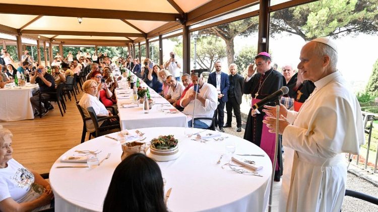 Papa Leone pranzo con i poveri