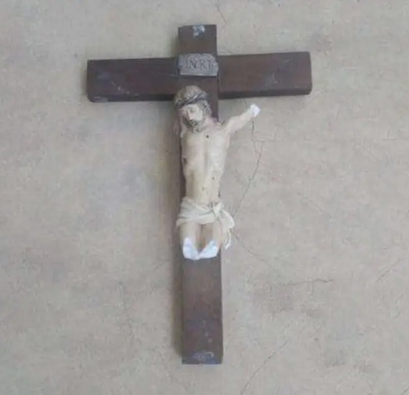 Il crocifisso mutilato dai jihadisti nel seminario di Saint Kisito de Bougui in Burkina Faso