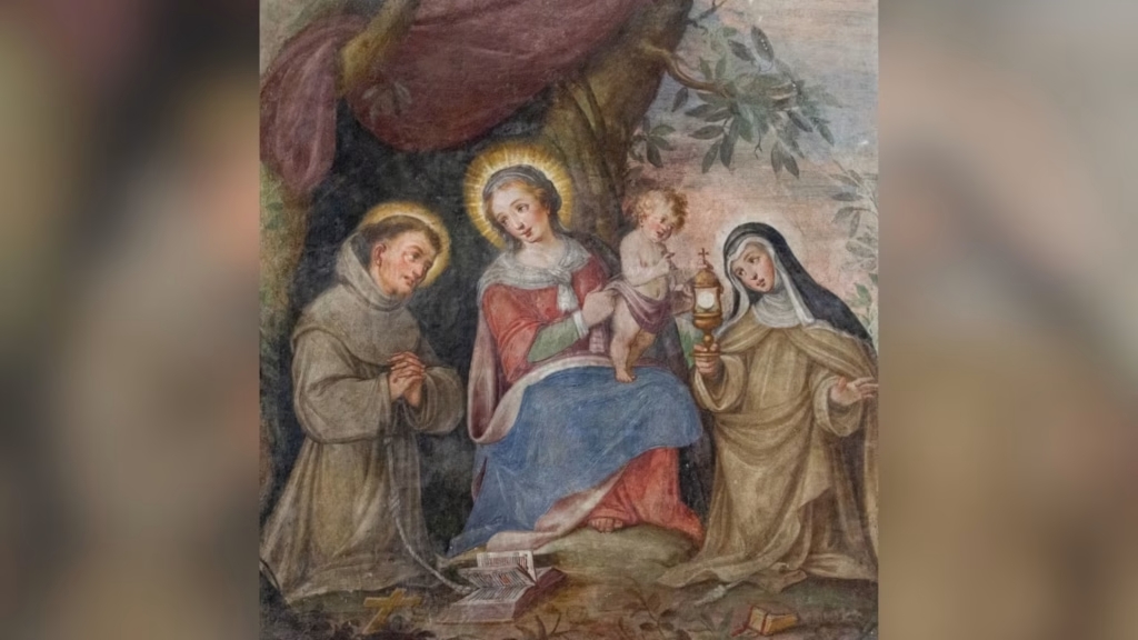 n affresco raffigurante la Vergine Maria con il Bambino Gesù tra San Francesco dAssisi e Santa Chiara nella chiesa di Santa Maria del Carmine a Pavia in Italia Crediti Adam Jan Figel Shutterstock