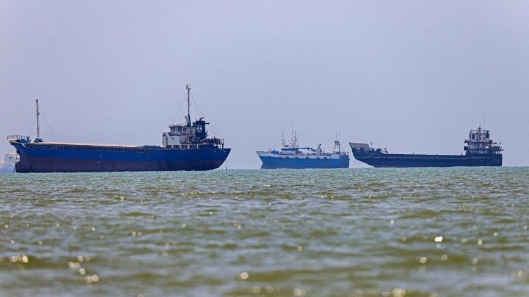 Navi attesa di poter attraversare lo Stretto di Hormuz