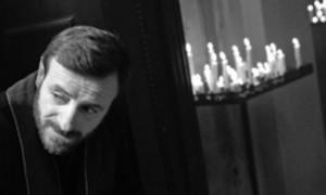 giacomo poretti interpreta un sacerdote