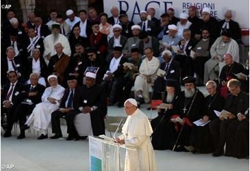 Il Papa pronuncia il suo discorso ad Assisi