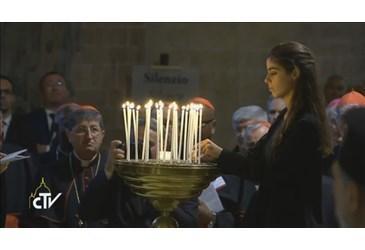 durante la Preghiera ecumenica vengono accese 27 candele una per ogni paese segnato dalla guerra