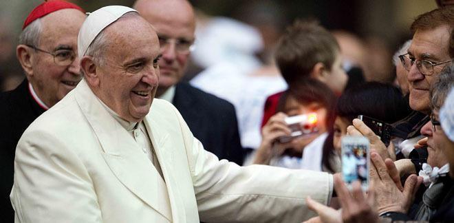 Il Papa a Santa Maria di Setteville saluta i fedeli