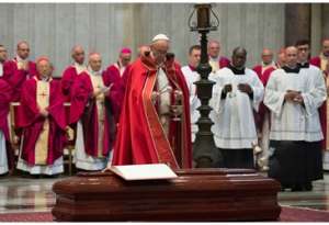 Il Papa benedice la salma del card. Andrea Cordero Lanza di Montezemolo