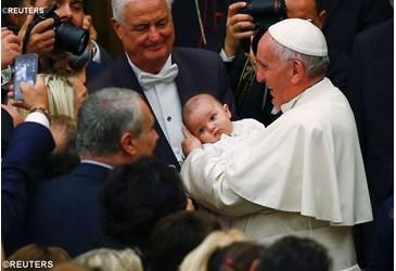 Il Papa incontra i nonni e prende in braccio un nipote