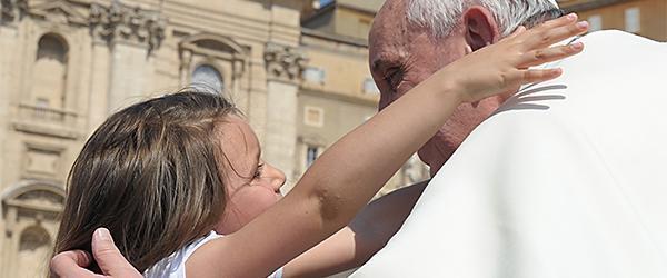 papa francesco abbraccio