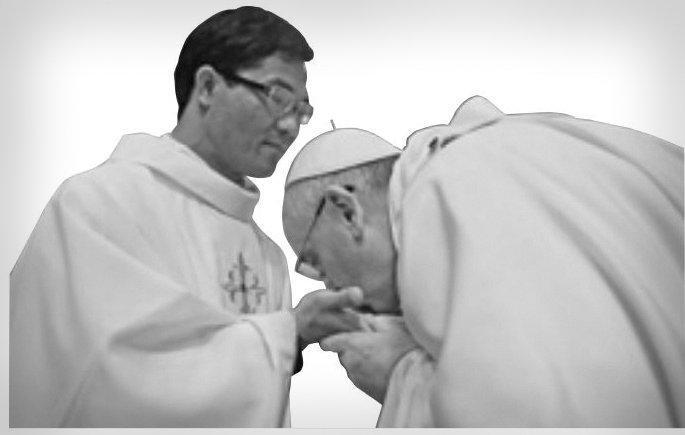 papa-francesco-bacia-mani-sacerdoti