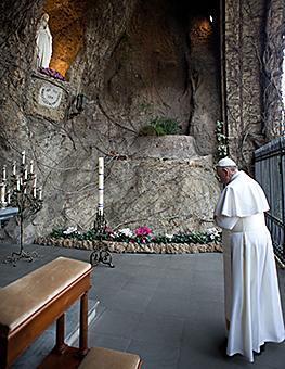 papa-francesco-grotta-lourdes-gv