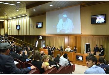 papa-francesco-video-conferenza-aula-sinodo
