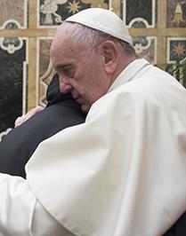 papa Francesco abbraccio ai vescovi