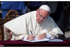 papa Francesco firma