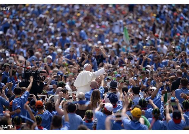papa Francesco sommerso dagli scout
