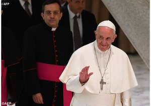 papa Francesco saluto passando