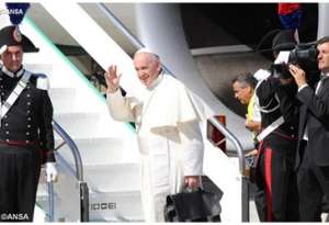 Il Papa sale sullaereo che lo porterà in Colombia