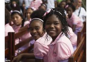 Le ragazze di Talitha Kum accolgono il Papa a Cartagena
