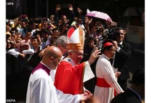 Il Papa saluta i giovani dopo la Messa