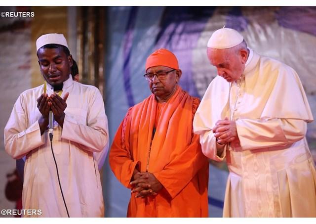 Papa Francesco durante la preghiera condotta da un rappresentante Rohingya. Incontro interreligioso Dhaka Bangladesh 01.12. 2017