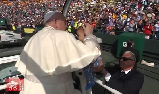 Santa Messa stadium bacio bimbo