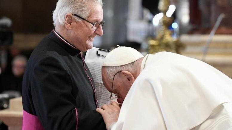 papa Francesco bacia mani don Jozsef Brenner fratello del beato martire D Janos Brenner