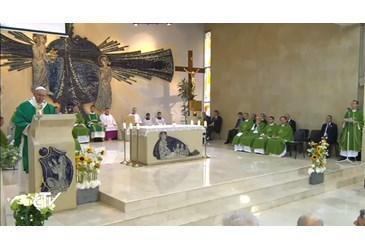 Il Papa nella Chiesa dellImmacolata a Baku