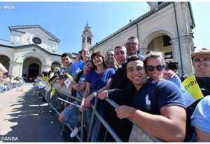 I giovani accolgono il Papa