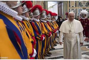 papa Francesco e Guardie Svizzere 7 maggio 2016