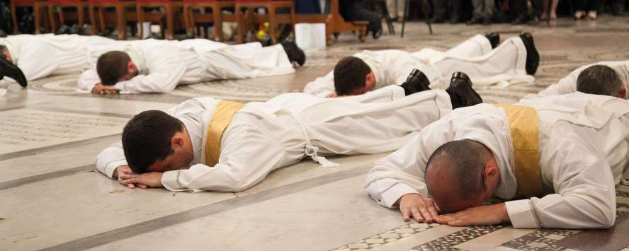 prostrazione sacerdotale