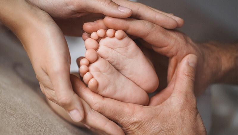la famiglia madre e padre dona tutto ad un bimbo