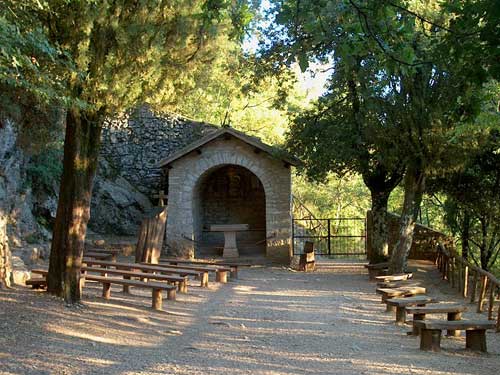 eremo delle carceri cappellina