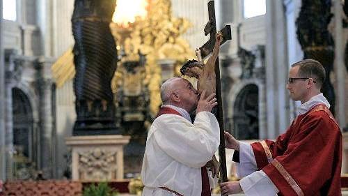 papa Francesco bacia crocifisso