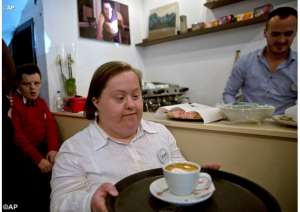 Una ragazza con sindrome di Down che lavora come cameriera AP