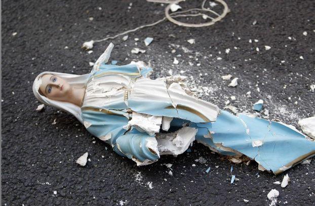 statua-madonnina-rotta-dai-blackblock