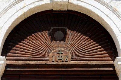 7082634-dettaglio-delle-porte-di-ingresso-in-legno-antico-di-una-chiesa-croata